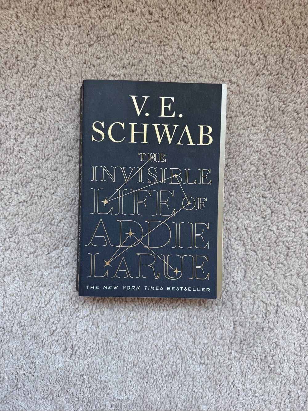 V.E. Schwab "The Invisible Life of Addie LaRue" - Paperback